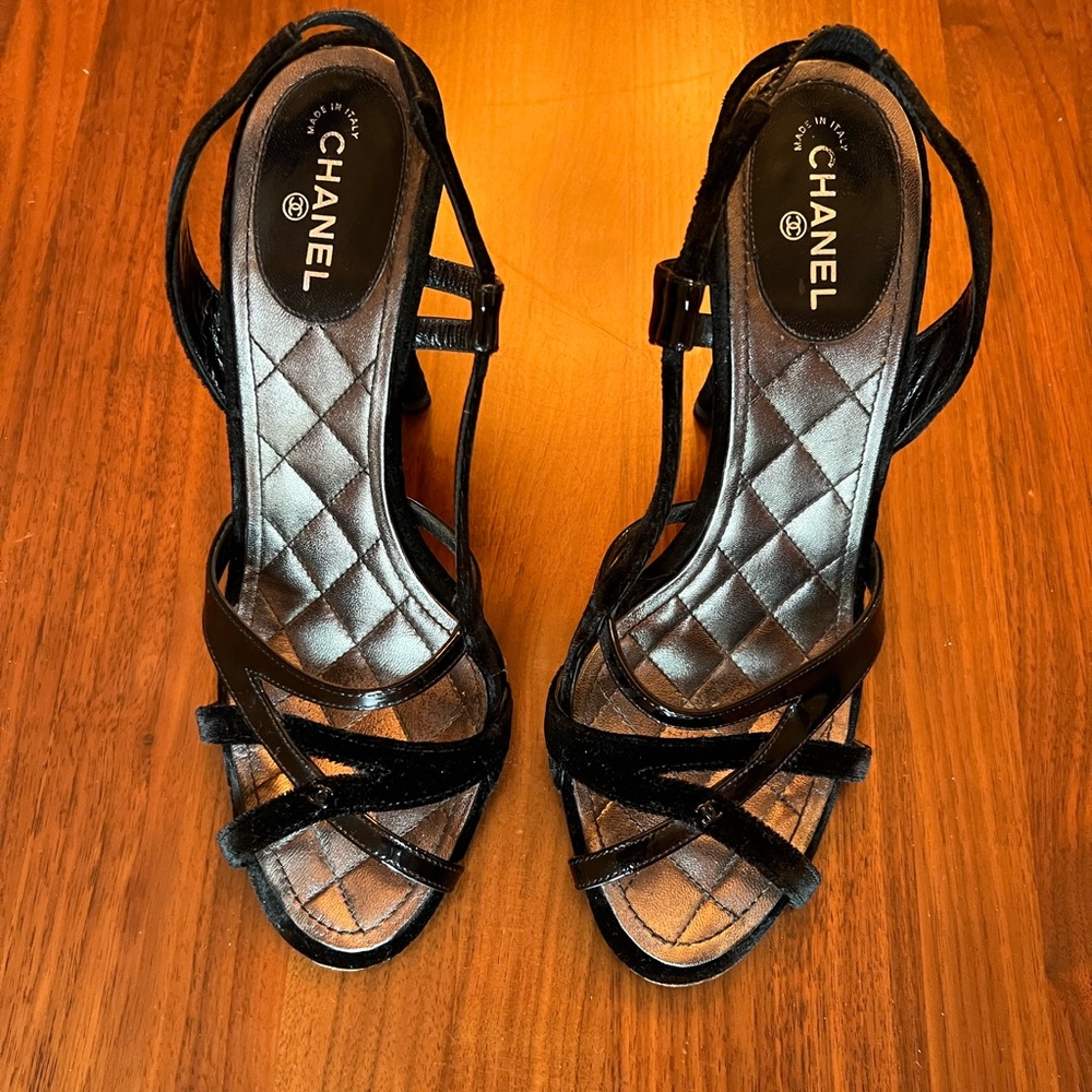 CHANEL CC logo patent leather velvet strap sandals heeled slingback 38